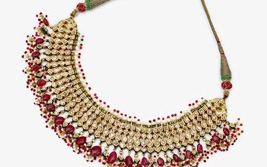Prächtig verziertes indisches Hochzeitscollier besetzt mit natürlichen Spinellen, Perlen, Diamantrosen und Email