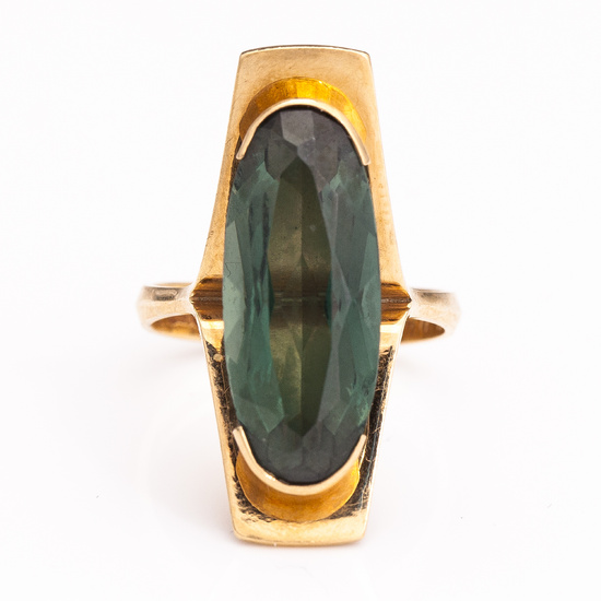 RING GULD GRÖN STEN, A 14K gold ring with a green synthetic spinelle. Alppikulta, Helsinki 1962.