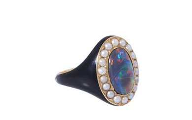 Ring mit schwarzem Opal und kleinen Perlen
