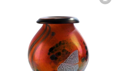 Robert PIERINI (France, né en 1950) Grand vase pansu en verre soufflé rouge, à col...