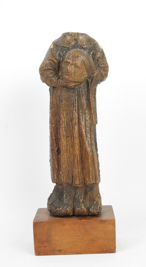SCULPTURE en bois sculpté et trace de polychromie représentant Saint Denis. XVIII ème siècle. Haut.:...