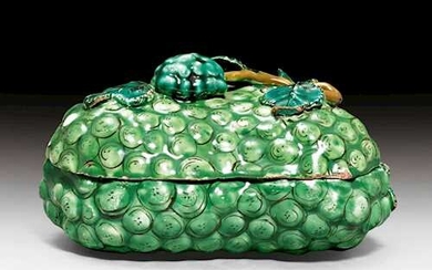 SMALL FAIENCE LIDDED BOX DESIGNED AS A BUNCH OF GRAPES