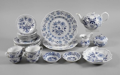 Service à thé Meissen "dessin d'oignon". pour six personnes, 26 pièces, marques d'épées bleues sous...