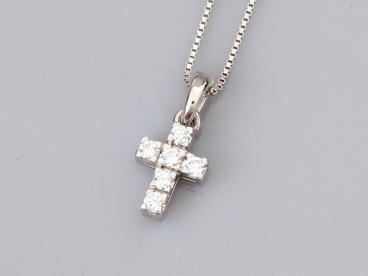 Small cross pendant in 18K white gold 750°/00 (18K), set with brilliant-cut diamonds. With its white gold Venetian mesh chain. 1.90 g. L : 42-45 cm. H cross: 1.2 cm