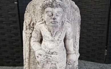 Statue en pierre sculptée représentant une divinité. 51x30x20cm (petits éclats).
