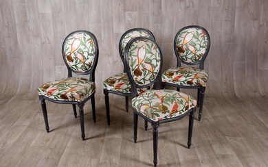Suite de quatre chaises de style Louis XVI.