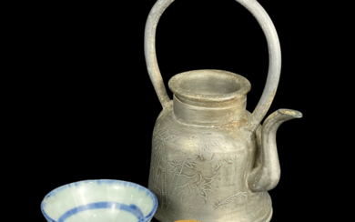 瓷提壶和茶杯三件一组 THREE PIECES OF CERAMIC TEAPOT AND PORCELAIN CUPS