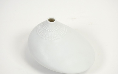 Tapio WIRKKALA (1915-1985) pour ROSENTHAL. Vase modèle "Pollo" en porcelaine blanche. Marque et signé au...