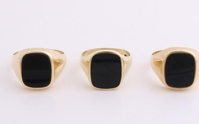 Three yellow gold signet rings, 585/000, with onyx.