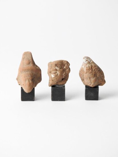 Trois visages de divinités.Terre cuite à restes d’engobe.Epoque gréco-romaine.Henv 3,5 à 5,5cm.