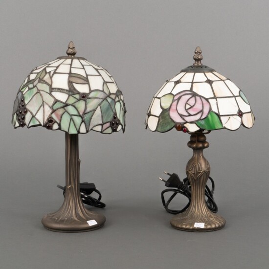 Twee tafellampen met glas-in-lood kappen op tinnen voeten, Tiffany-stijl,...