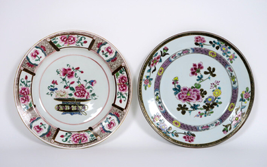 Two Chinese 18th century plates in porcelain with Famille Rose decor with flowers - diameters: ca 23 cm ||two 18th Cent. Chinese plates in porcelain with Famille Rose decor with flowers
