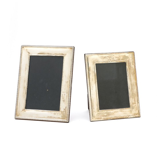 Two English sterling silver frames. Carr's of Sheffield Ltd, Sheffield 2003 and Ari D Norman, Sheffield 2000. H. 18 and 20 cm. W. 14 and 15 cm. (2)