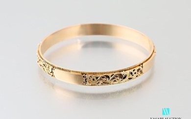 Two-tone gold band, filigree motifs alternating with plain...