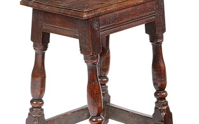 UN TABLIER JOINT EN CHÊNE DE CHARLES II C.1660 avec un siège rectangulaire au-dessus d'une...