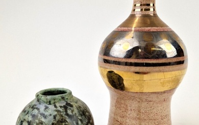 Un ensemble de deux vases, comprenant: - F. MOUGIN Petits vase à corps pansu Céramique...