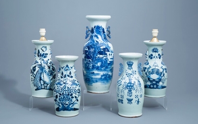 Un vase en porcelaine de Chine bleu et blanc et quatre vases aux fonds céladon, 19ème/20ème siècle