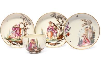 Une tasse et deux soucoupes Höchst, vers 1780, bien peintes avec des scènes de paysans...