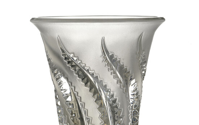 Vase à col ouvert en verre en partie dépoli Lalique France. A décor de feuilles de fougère en creux, h. 19 cm