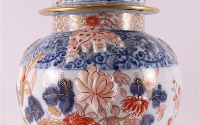 Vase à couvercle Imari en porcelaine de forme balustre, France, Samson, fin du 19e siècle....