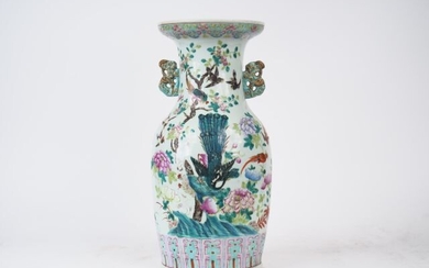 Vase balustre en porcelaine et émaux famille rose, décor d'oiseaux de paradis, de faisans et...
