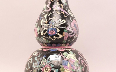 Vase chinois en porcelaine polychrome et fond noir - Marque au culot - Hauteur :...