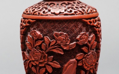 Vase en laque rouge, Chine, 2e moitié du 20e s., ,corps en laiton avec sculpture...