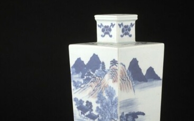 Vase en porcelaine bleu blanc et rouge de cuivre Chine, XIXe siècle Quadrangulaire, décoré sur...