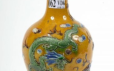 Vase en porcelaine polychrome de Chine décoré d’un "Dragon à quatre griffes" en relief sur fond brun - jaune. Marque au cachet en creux sous la base. Epoque: XVIIIème. H.:+/-23,5cm.