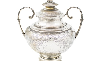 Vase et couvercle à deux anses en argent du détroit de Chine du 19e siècle,...