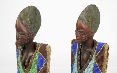 YOROUBA, Nigéria. Bois sculpté, perles, tissus. Paire de figures de jumeaux « Ibedji » portant...