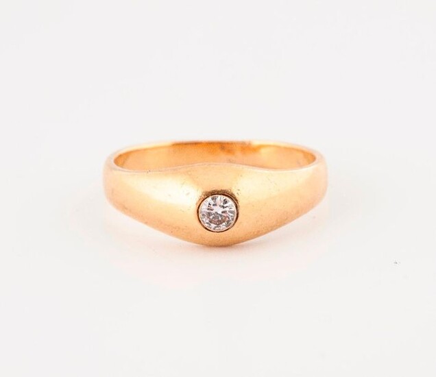 Yellow gold (750) ring set with a brilliant-cut diamond in a closed setting.
