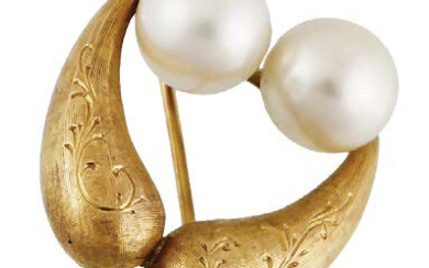 Yellow gold brooch with two cultured pearls.
