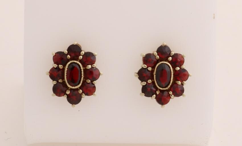 Yellow gold ear studs, 585/000, with garnet. Oval