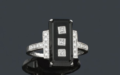 Ring in Art Deco style with brilliants and onyx, in 18K