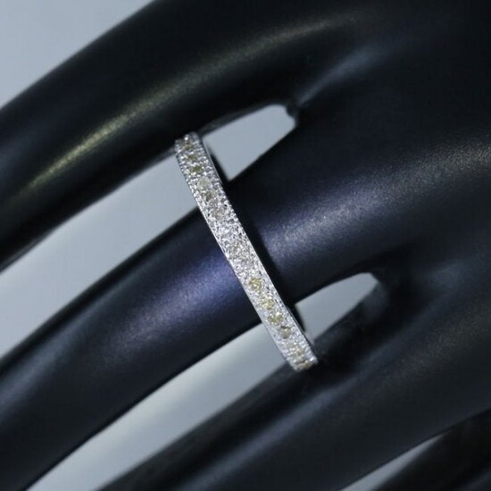 14 K / 585 White Gold Eternity Diamond Band Ring