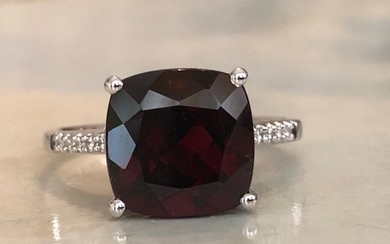 18 kt. White gold Ring with 5.50 ct Garnet and Diamonds