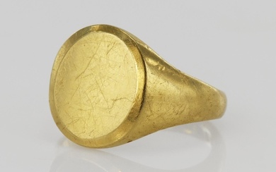 18ct yellow gold vintage signet ring, bezeled table measures...