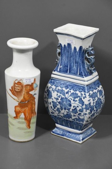 2 Chinese porcelain vases (24,26cm)