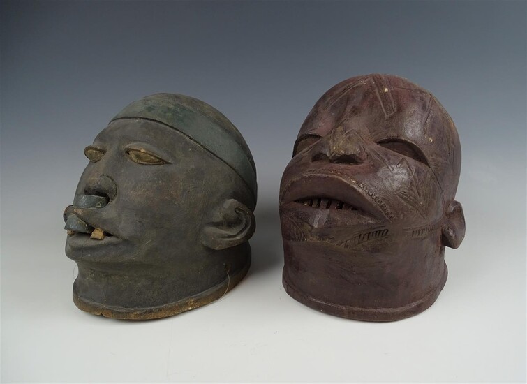 (-), 2 diverse Afrikaanse houten maskers, Makonde, Tanzania/Mozambique,...