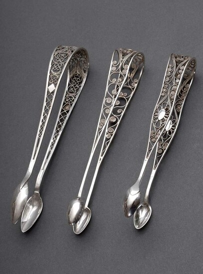 3 Various filigree sugar tongs with different ornamental decorations, 2x engraved, German 19th century, silver, 103g, l. 15,5-17cm, small defects, 1x restored