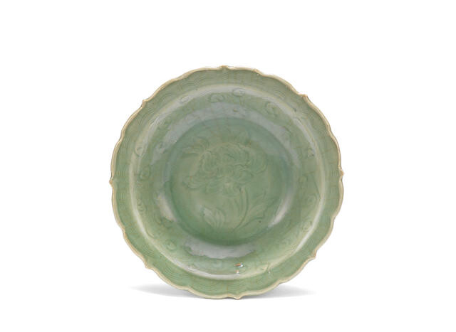 A small Longquan celadon-glazed bracket-rimmed dish