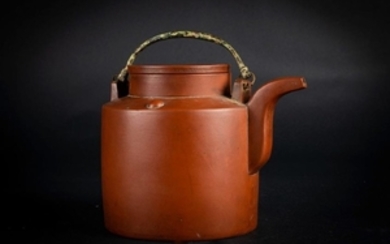 Arte Cinese An earthenware Yxing teapot signed Shi da