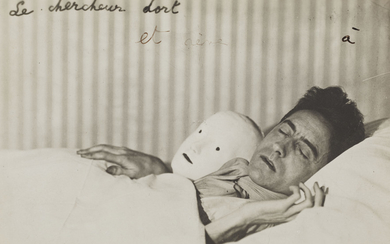 BÉRÉNICE ABBOTT (1898-1991), Jean Cocteau couché avec le masque d'Antigone, 1927
