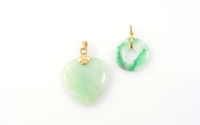 Deux pendentifs en or et jade