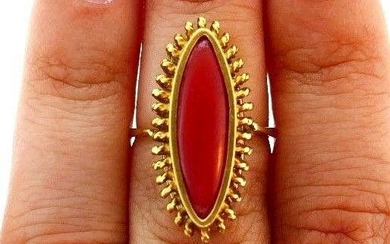 VINTAGE 18k Yellow Gold & Oxblood Coral Ring