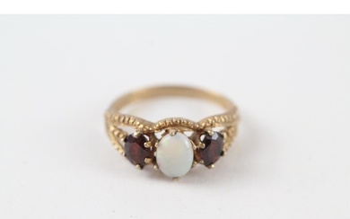 9ct gold vintage opal & garnet three stone ring (2.3g) Size ...