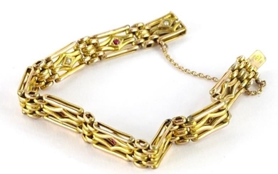A 9ct gold gate bracelet, circa 15g.