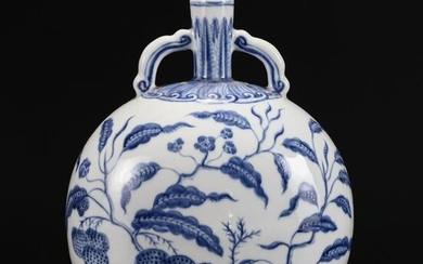 A BLUE AND WHITE PORCELAIN MOON FLASK