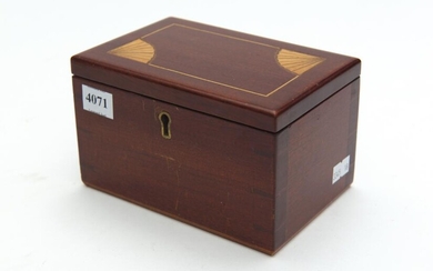 A C.1920'S WOODEN BOX WITH FAN INLAY DECORATION TO THE TOP, 15 CM WIDE